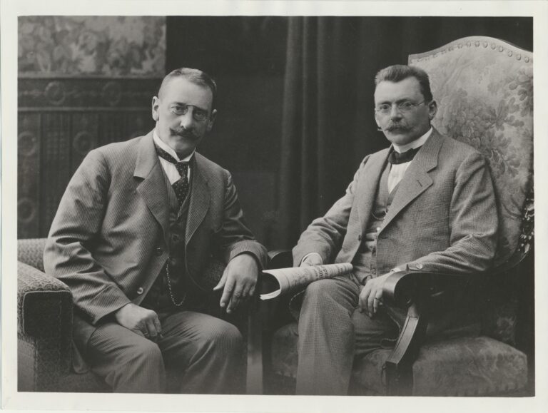 Emil Richter und Ernst Frenzel sitzen im Sessel, scwarz-weiß Aufnahme