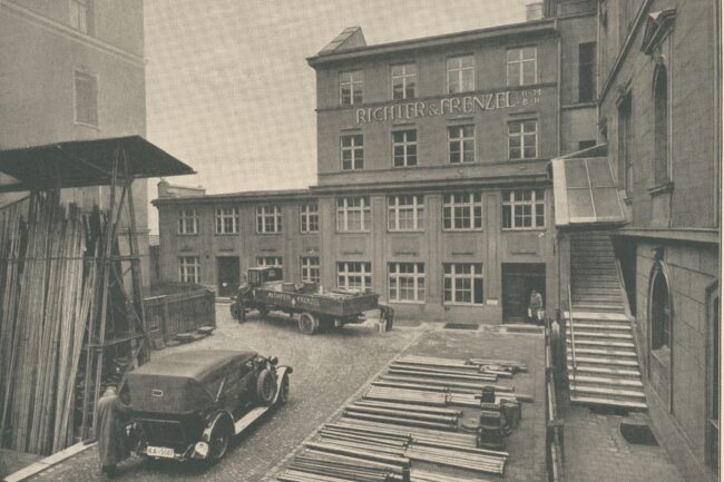 Richter+Frenzel Hinterhof mit Materialien LKW schwarz-weiß Aufnahme